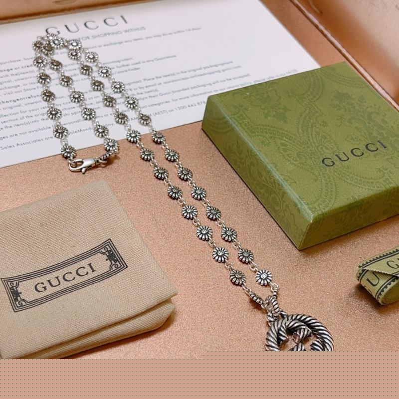 G*u*i necklaces